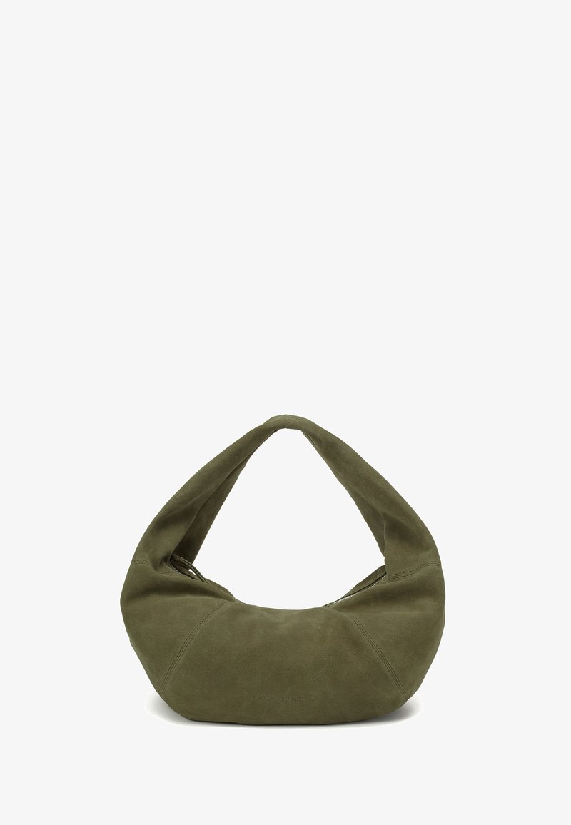 Sac à épaule en daim vert olive avec une forme douce et arrondie et une large bandoulière, présenté sur fond blanc.