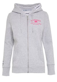 Sudadera con capucha gris con cremallera, bolsillo frontal, capucha con cordón y texto de logo en rosa. Presenta puños y dobladillo acanalados, confeccionada en una suave mezcla de algodón.