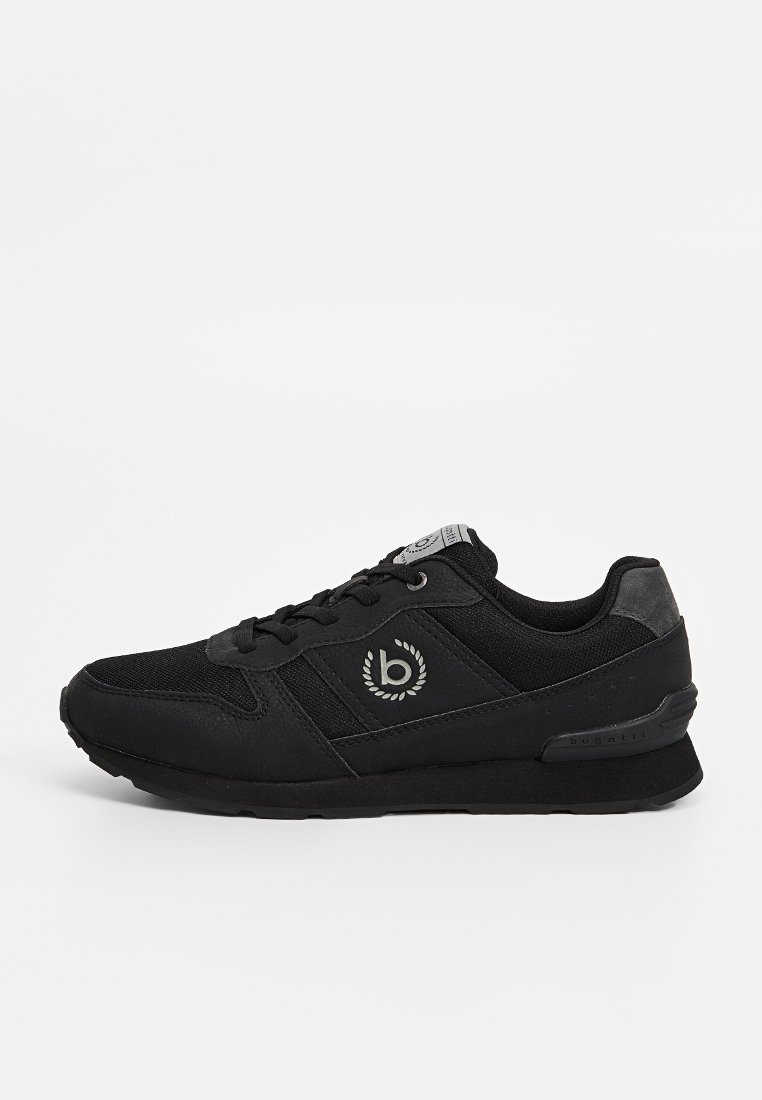 Des baskets noires avec un mélange de matériaux synthétiques lisses et texturés, un laçage, un col rembourré et un logo sur le côté.