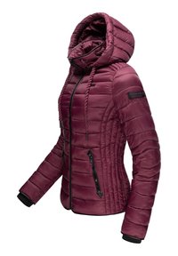 Bordeauxkleurige pufferjack met een capuchon, voorzien van een gewatteerde structuur, zwarte ritsen en gebreide boorden. Inclusief trekkoord en patchdetails op de mouw.