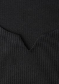 Czarny prążkowany top z głębokim dekoltem w kształcie litery V, gładką teksturą i pionowymi paskami, podkreślający dopasowany krój i rozciągliwy materiał.