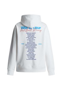 Λευκό φούτερ με κουκούλα με την επιγραφή «World Tour Red Bull Racing» και μια λίστα με διεθνείς πόλεις και χώρες του έτους 2026 στην πλάτη.