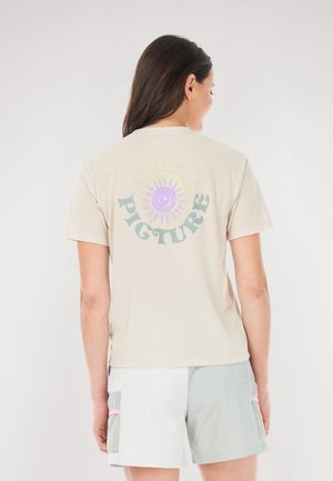 Beiges T-Shirt mit kurzen Ärmeln, auf der Rückseite mit dem Schriftzug "PICTURE" und einer Sonnen-Grafik in Lila und Grün. Weicher, leichter Stoff.