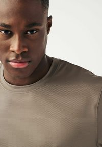 Next ACTIVE TEXTURED STANDARD - Paprasti marškinėliai - sand