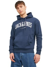 Granatowy polar z kieszenią kangurką, biały logo "JACK&JONES" z przodu, kaptur ze sznurkiem, ściągacze na rękawach i u dołu.
