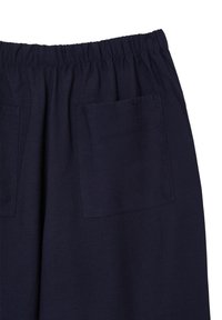 Pantalons en tissu élastique bleu marine avec deux poches arrière, fabriqués en coton doux avec une texture lisse.