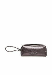 Clutch metallizzato viola con chiusura a zip, dotato di un cinturino da polso e un logo testuale sulla parte anteriore. Texture liscia con leggera lucentezza.