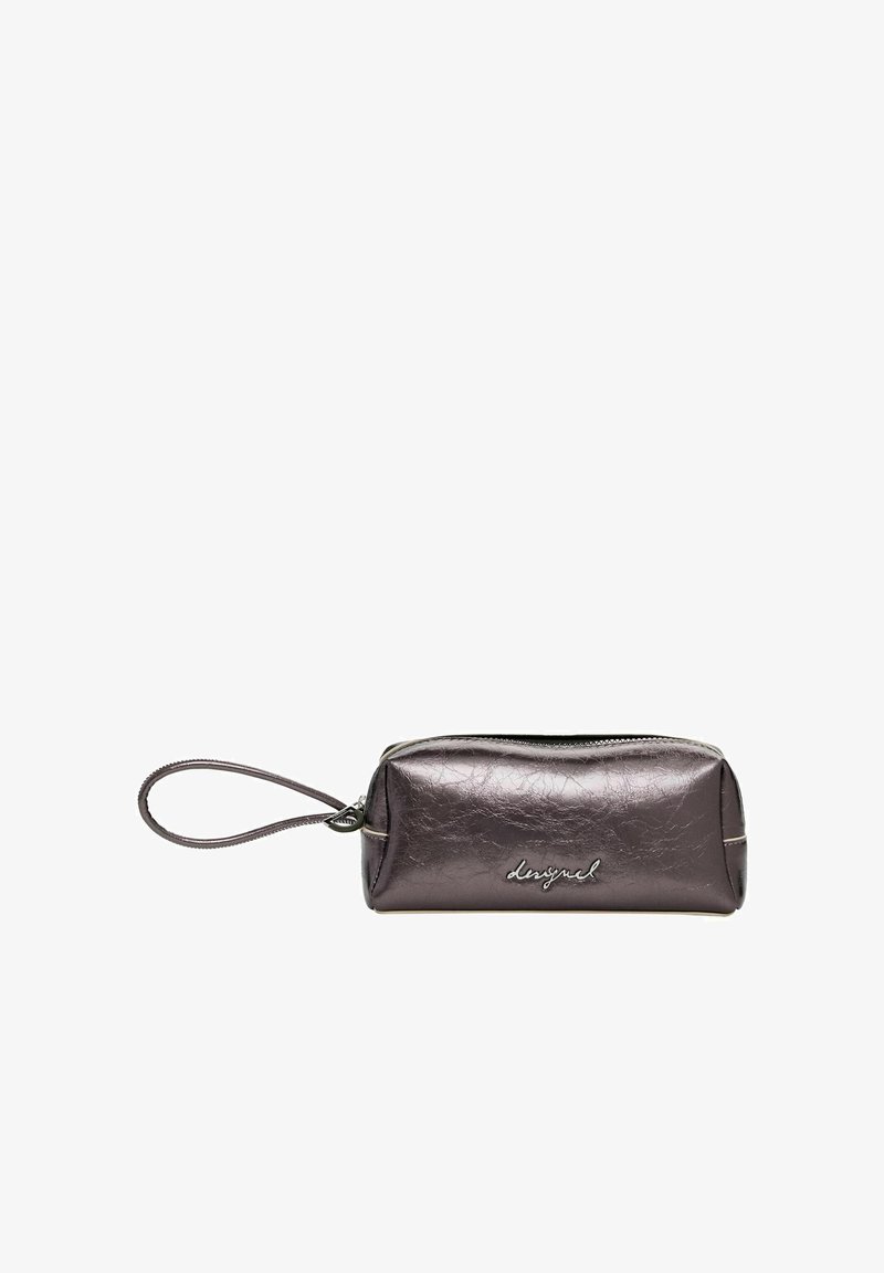 Paarse metallic clutch met een ritssluiting, voorzien van een polsbandje en een tekstlogo aan de voorkant. Gladde textuur met een lichte glans.