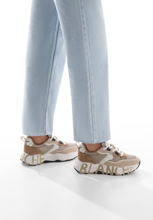 Sneaker chunky in materiali beige e marrone chiaro, con chiusura a lacci, dettagli neri e il testo in grassetto "BLANCHE" sul lato.