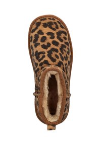 Bruine en zwarte luipaardprint pantoffels met een zachte, donzige binnenvoering, gezien vanaf boven.