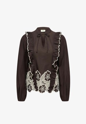 Bluză maro cu mâneci lungi, guler plisat, deschidere în formă de cheie și dantelă florală albă la margine. Textură moale a materialului.