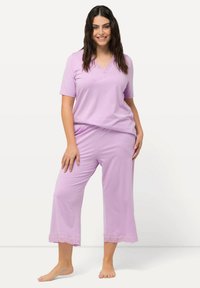 Ulla Popken LOCHSTICKEREI V-AUSSCHNITT HALBARM SET - Pyjama - lilac