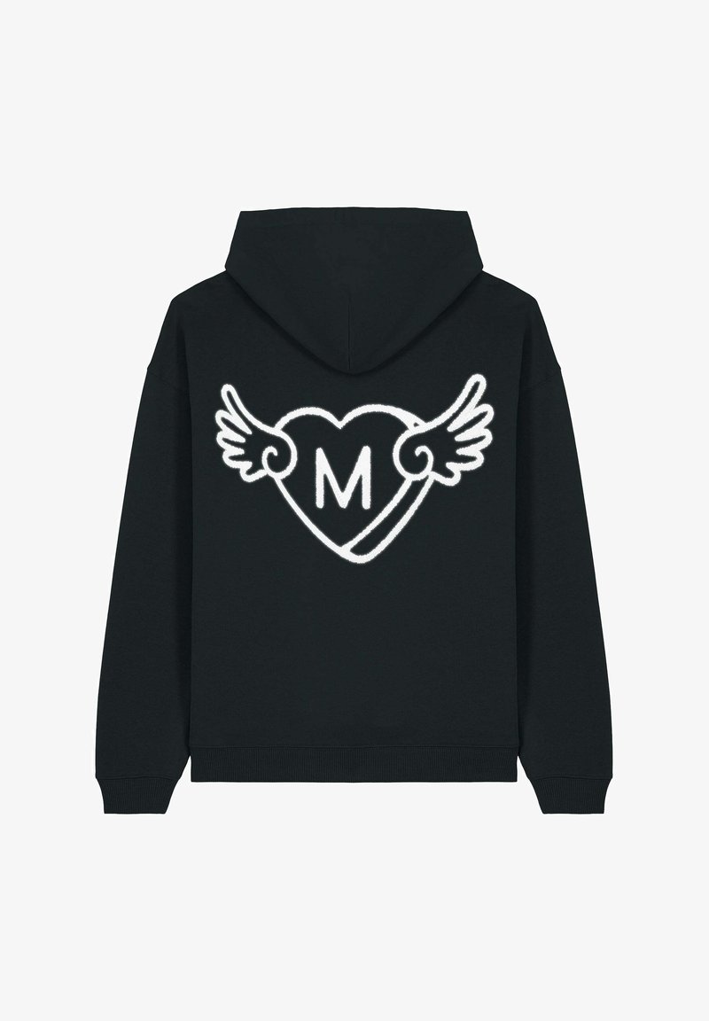 Sudadera negra con un diseño de corazón alado blanco y una "M" en el centro, hecha de tela suave con puños y dobladillo de canalé.