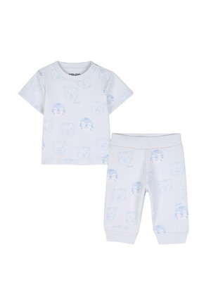 Tenue blanche pour tout-petit avec chemise à manches courtes et pantalon, tous deux présentant des motifs de visage de tigre bleu clair et une ceinture douce et extensible au niveau du pantalon.