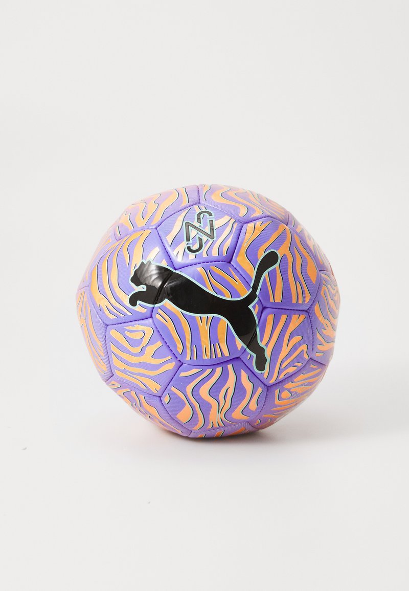 Balón de fútbol morado con un patrón naranja en zigzag, superficie texturizada, con un logo de Puma en negro y elementos gráficos adicionales.