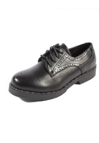 Scarpa in pelle nera con lacci, dettagli perforati sulla punta e sul lato, suola spessa con battistrada testurizzato e cuciture lungo i bordi.