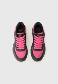 Svart og rosa sneakers med mesh-overdel, tykk gummisåle, rund tå og flate lisser med logo-detalj på tunga.
