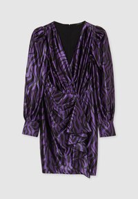 Abito viola e nero con maniche lunghe a sbuffo, scollatura profonda a V, vita stretta e motivo ondulato, realizzato in satin lucido. Chiusura con zip sul retro.