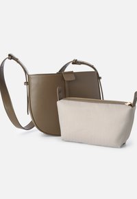 Borsa a tracolla in pelle marrone con tracolla regolabile, dotata di chiusura con pattina. Include una pochette zip beige con motivo a spina di pesce.