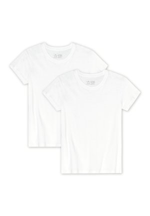 To ensfarvede hvide t-shirts med korte ærmer og rund hals, der overlapper hinanden på en hvid baggrund.