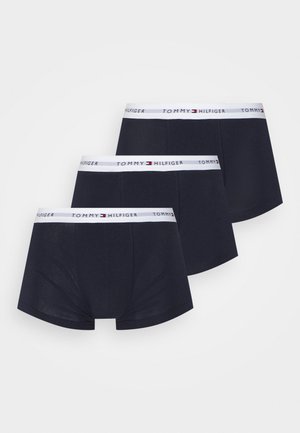 Drei Paar dunkelmarineblaue Boxershorts mit einem weißen elastischen Bund, der das "TOMMY HILFIGER"-Logo in Rot und Blau trägt. Aus weichem Stoff gefertigt.