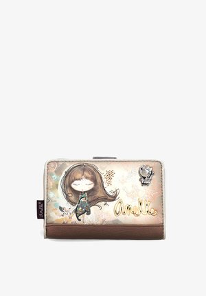 Cartera tipo flap con un frente ilustrado y estampado que presenta a una chica con cabello largo y marrón y un gato, sección inferior marrón y adornos de hardware plateado.