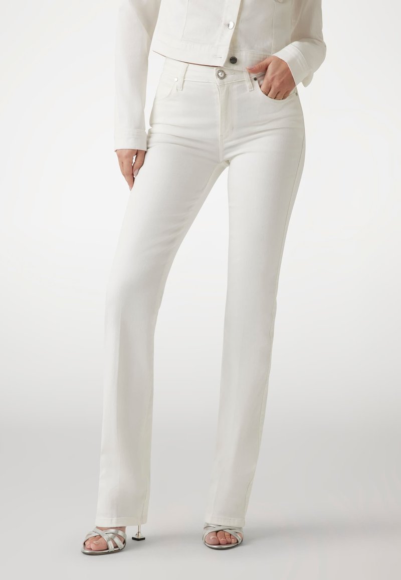 Jeans in denim bianco con vita aderente, design a gamba dritta e tasche frontali. Presentano una chiusura con bottone e dettagli di cucitura minimalisti.