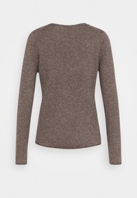 Haut marron à manches longues avec encolure ronde, coupe ajustée, texture côtelée et design sans coutures, sans éléments métalliques ou accents visibles.