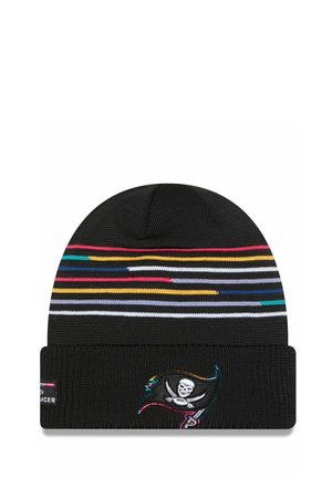 Beanie nera con strisce orizzontali colorate nella parte superiore e un risvolto con un logo ricamato di un teschio e spade incrociate.