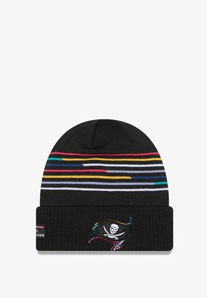 Beanie nera con strisce orizzontali colorate nella parte superiore e un risvolto con un logo ricamato di un teschio e spade incrociate.