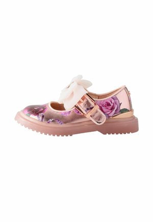 Rosa Mary Jane Schuh für Kinder mit lila Rosenmuster, dicker Sohle und großem transparentem Stoffblumen-Applikation am Riemen.