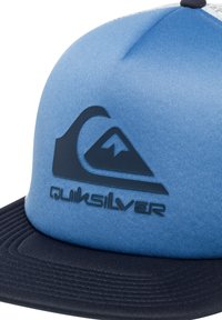 Gorra azul con una corona estructurada y visera navy. Presenta un logotipo negro elevado con un diseño de montaña y el texto "Quiksilver" en la parte frontal.