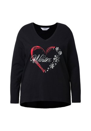 Camiseta negra de manga larga con escote en V que muestra un gráfico de corazón rojo y detalles de copos de nieve blancos junto con el texto "Es tiempo de invierno."