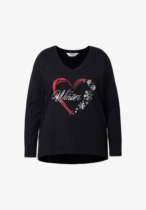 Zwart shirt met lange mouwen en een V-hals, voorzien van een rode hartgrafiek en witte sneeuwvlokaccenten, met de tekst "It's Winter Time."