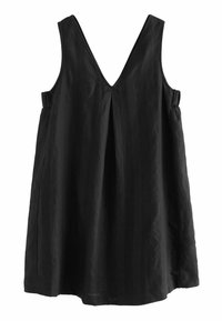 Robe noire sans manches avec un décolleté en V, présentant une coupe décontractée, des plis et de subtils rayures verticales. Fabriquée en tissu léger.