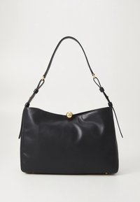 Sort skuldertaske i læder med enkelt rem og lukning i guldton, sat mod en ensartet lys baggrund.