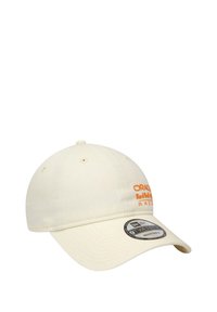 Regulowana beżowa czapka baseballowa z pomarańczowym logo. Posiada usztywnioną koronę i zakrzywiony daszek, wykonana z bawełnianej tkaniny z detalami przeszycia.