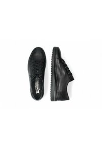 Baskets en cuir noir avec une texture lisse, semelle en caoutchouc plate et fermeture à lacets ; le design présente un bout arrondi et un branding minimal.