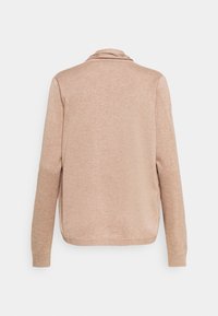 Beige, lange mouw trui van achter met een omgeslagen kraag, ribgebreide manchetten en zijsplits. Zachte textuur en eenvoudig ontwerp.