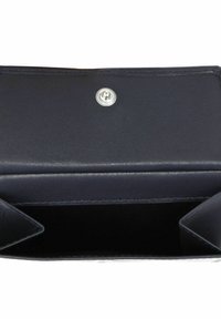 Portefeuille en cuir noir ouvert, montrant le compartiment principal avec fermeture par bouton-pression sur le rabat.