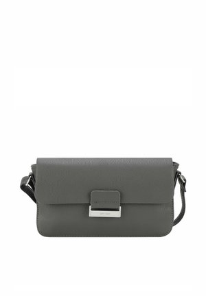 Sac en cuir gris avec un fini texturé, fermoir argenté et sangle réglable. De forme rectangulaire, design épuré, accents matériels minimalistes.