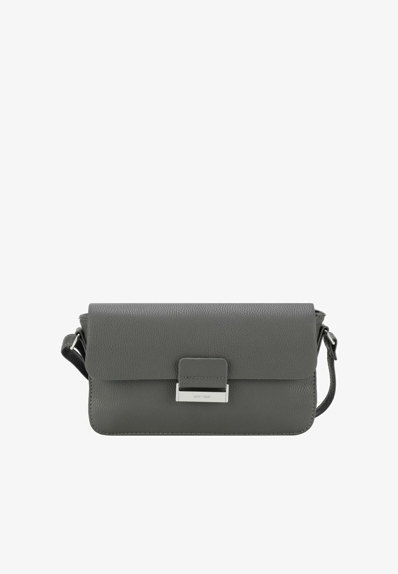 Grijs leren flapbag met een gestructureerde afwerking, zilveren sluiting en verstelbare schouderriem. Rechthoekige vorm, slank ontwerp, minimale hardwareaccenten.