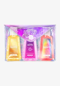 Ensemble de trois gels nettoyants pour les mains dans une pochette transparente avec paillettes. Comprend des bouteilles jaunes, roses et oranges, chacune étiquetée avec des noms uniques.