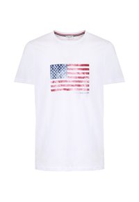 T-shirt in cotone bianco con grafica di una bandiera americana usurata in rosso, bianco e blu, con il testo "U.S. POLO ASSN." sotto.