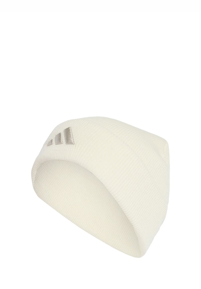 Biely pletený čiapka s mäkkým, textúrovaným povrchom. Obsahuje prehnutý okraj so tromi jemnými šedými prúžkami na boku.