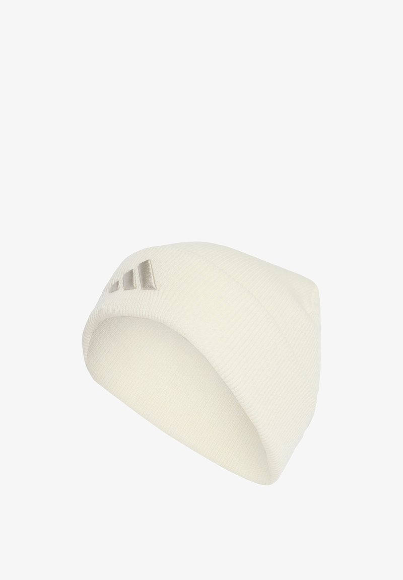 Bílá pletená čepice s měkkým, texturovaným povrchem. Obsahuje ohrnutý lem s třemi jemnými šedými pruhy po straně.
