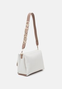 Borsa a tracolla in pelle bianca con una struttura rigida. Presenta una tracolla beige con la scritta dorata "VALENTINO" e dettagli in oro.