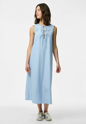 Lichtblauwe mouwloze midi-jurk met een ronde halslijn, voorzien van een centrale split die is vastgebonden met stoffen strikjes; gladde textuur, lichtgewicht stof.