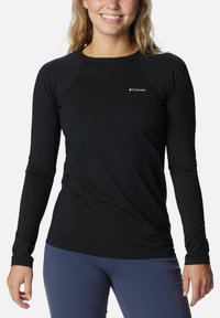 Schwarzes Langarmshirt aus elastischem Material mit Rundhalsausschnitt und Raglanärmeln, das ein kleines weißes Columbia-Logo auf der Brust trägt.