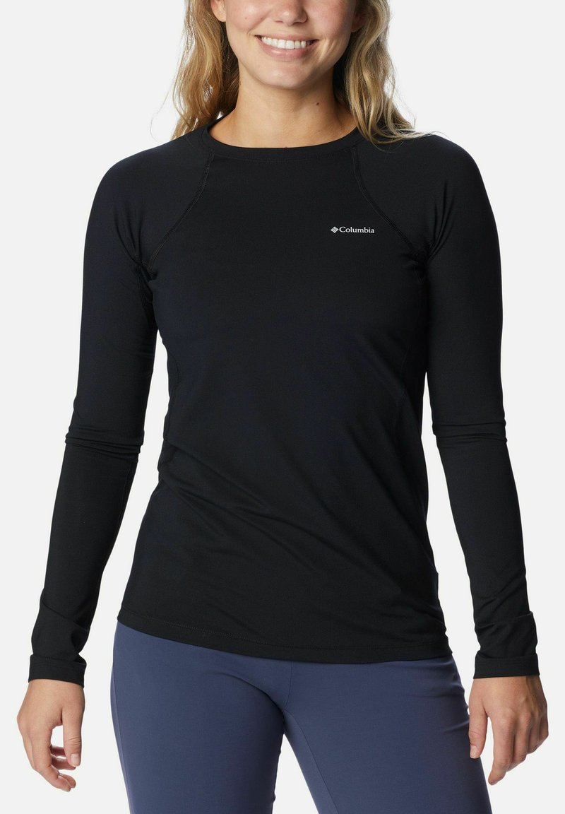Schwarzes Langarmshirt aus elastischem Material mit Rundhalsausschnitt und Raglanärmeln, das ein kleines weißes Columbia-Logo auf der Brust trägt.